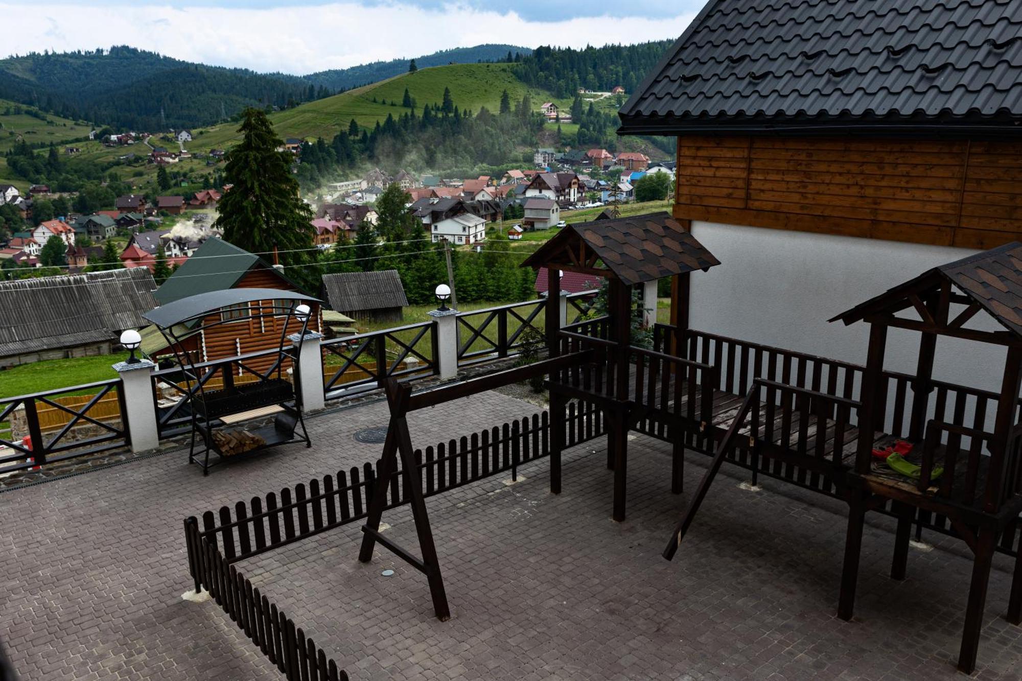 Svoi Hotel Poljanyzja Exterior foto